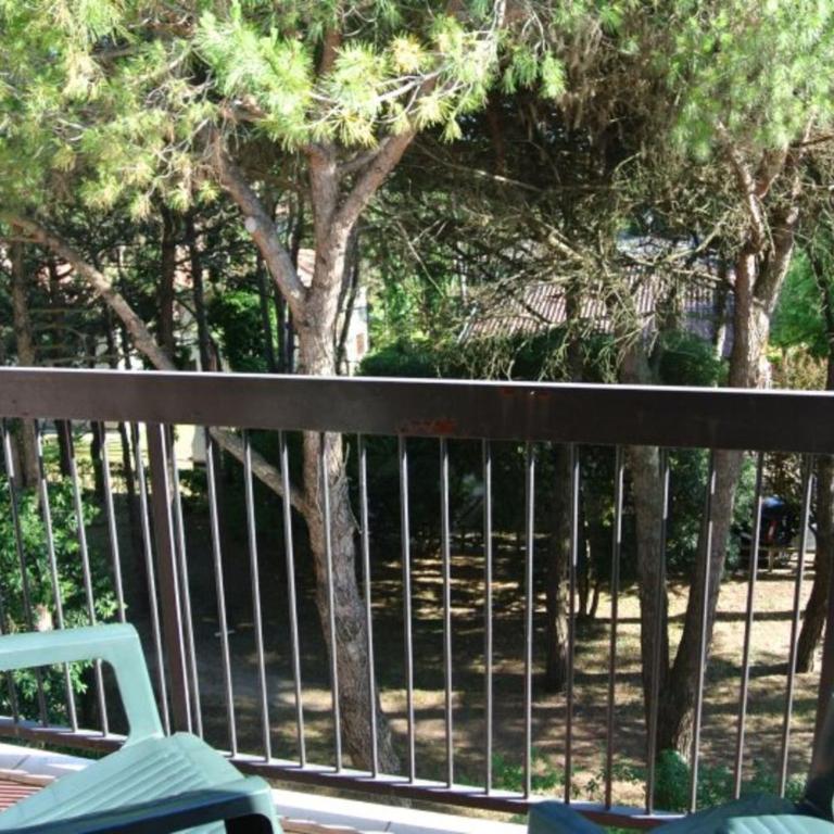 Beachside flat with balcony in a great area - Apartment - 1