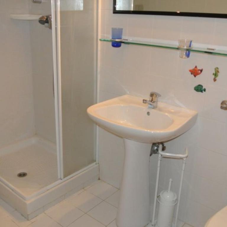 Beachside flat with balcony in a great area - Apartment - 5