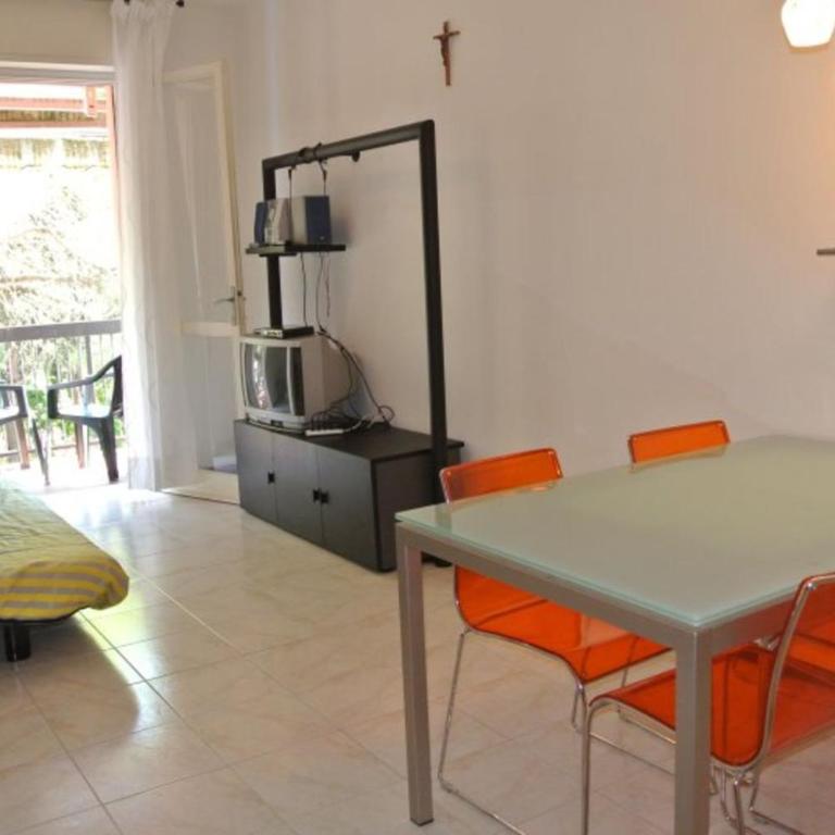 Beachside flat with balcony in a great area - Apartment - 7