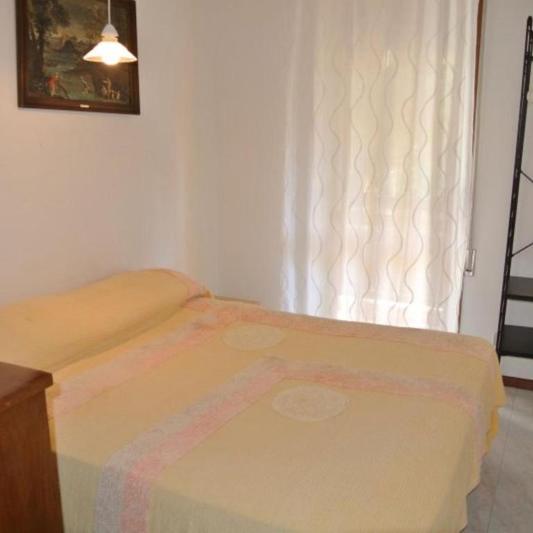 Beachside flat with balcony in a great area - Apartment - 4