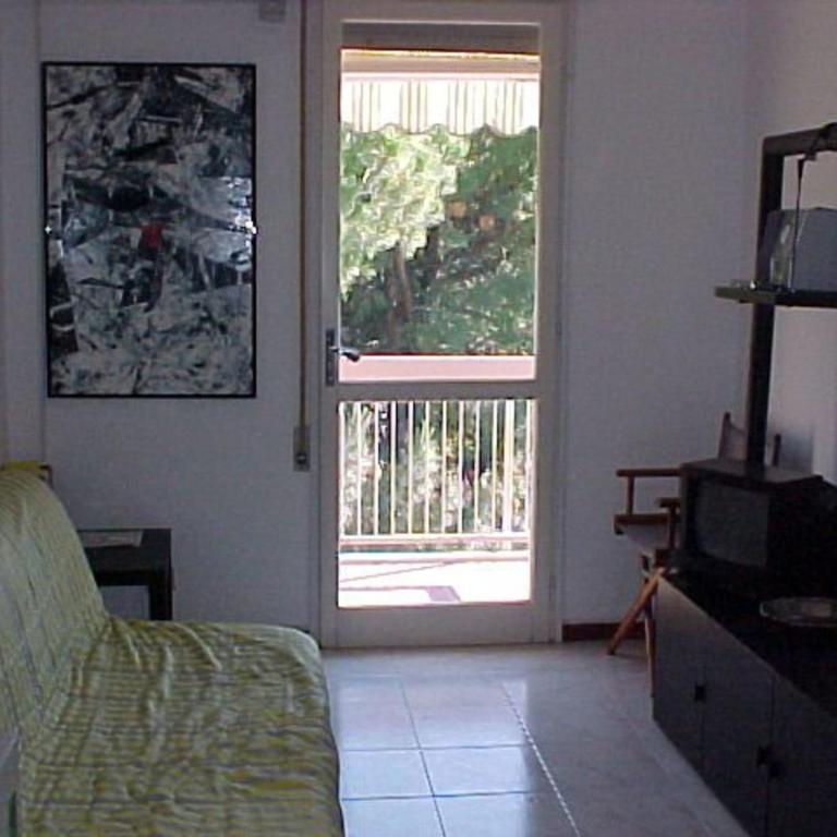 Beachside flat with balcony in a great area - Apartment - 8
