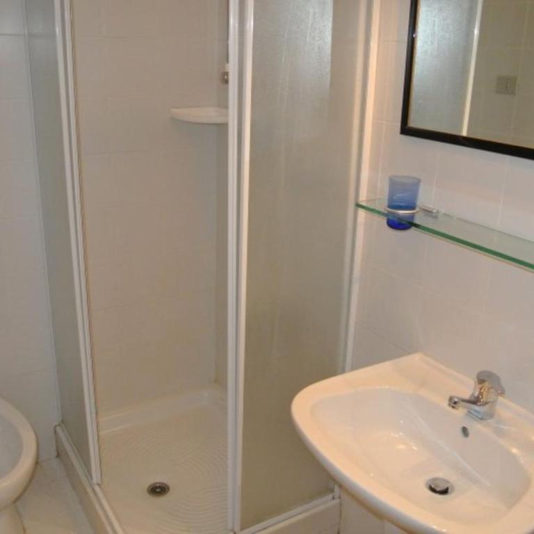 Beachside flat with balcony in a great area - Apartment - 10