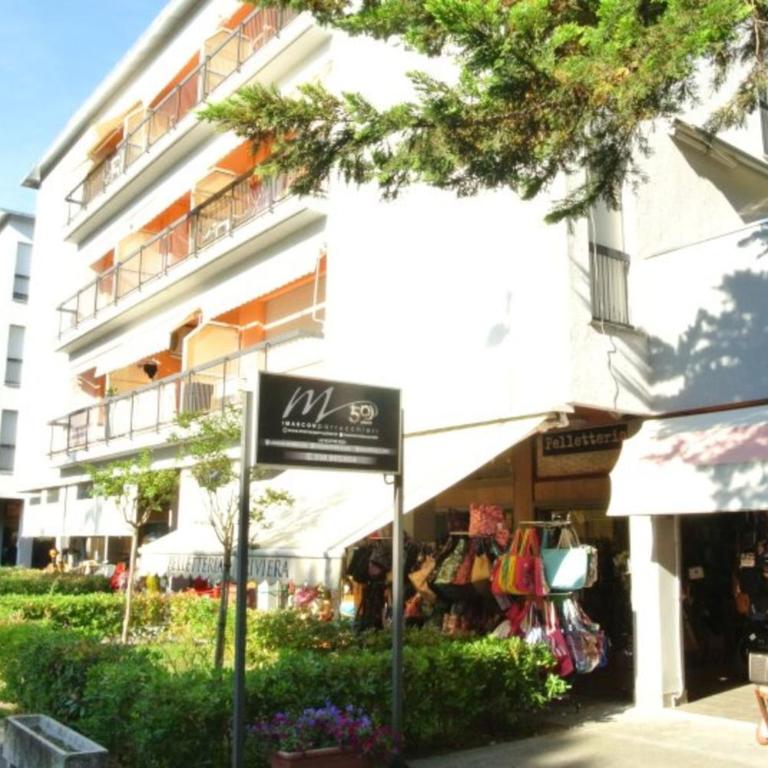Beachside flat with balcony in a great area - Apartment - 11