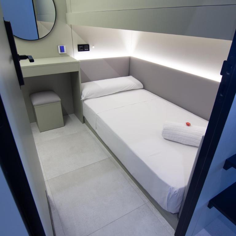 Hostel Superlativo Vialia I - Private Lower Capsule - 4
