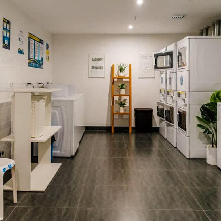 Stylish 2BR Retreat with Pool, Gym & Great Location - Apartment - 31