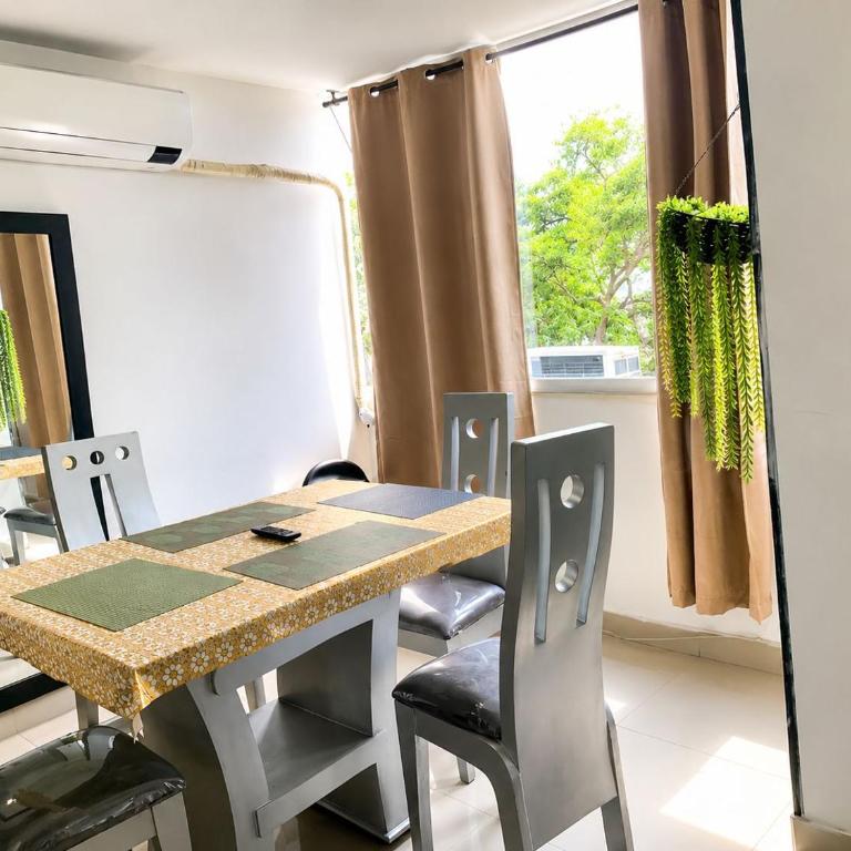 Apartamento de tres habitaciones y cuatro camas, cuenta con dos baños privados sala comedor y cocina totalmente equipada - Apartamento de 1 dormitorio - 8