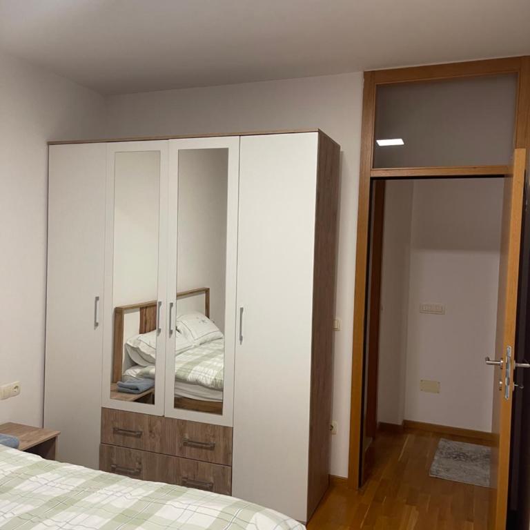 Sarajevo Apartment place4you - Two-Bedroom Apartment with Balcony and Terrace - 11