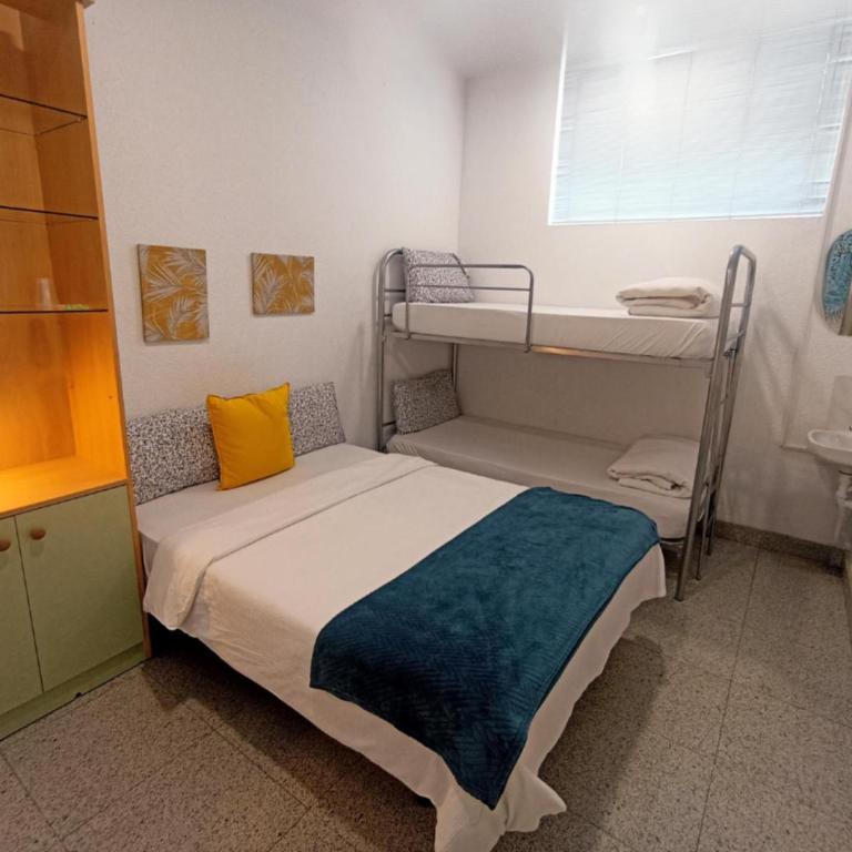Alexa Host Vallecas - Chambre Quadruple avec Salle de Bains Commune - 1