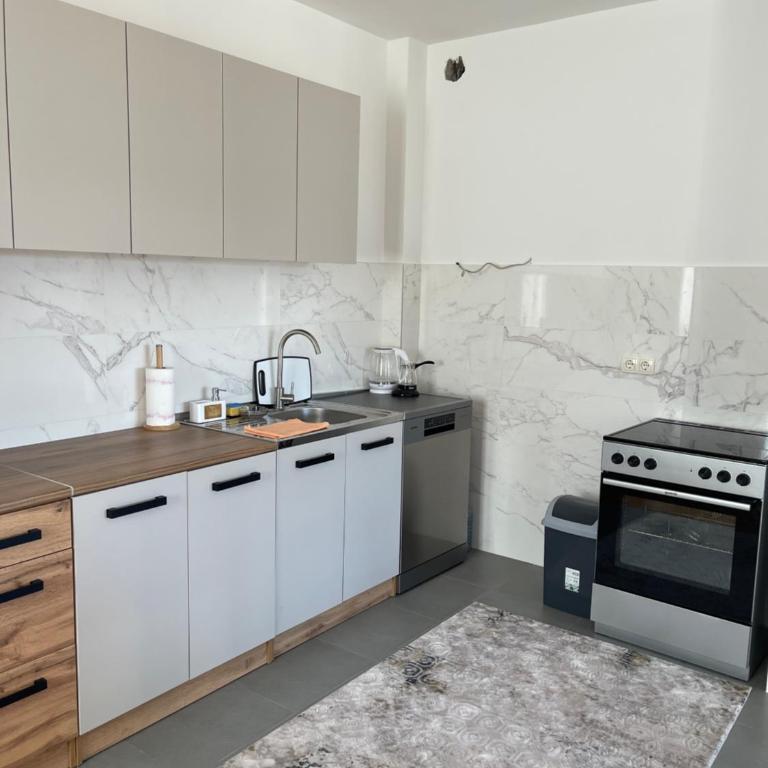 Sarajevo Apartment place4you - Two-Bedroom Apartment with Balcony and Terrace - 8