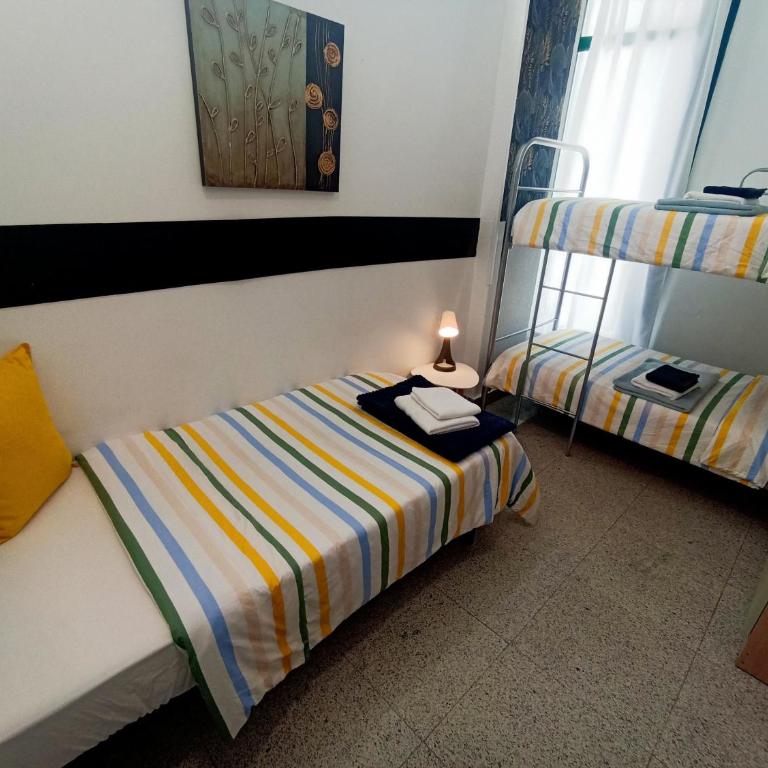 Alexa Host Vallecas - Chambre Triple avec Salle de Bains Commune - 1
