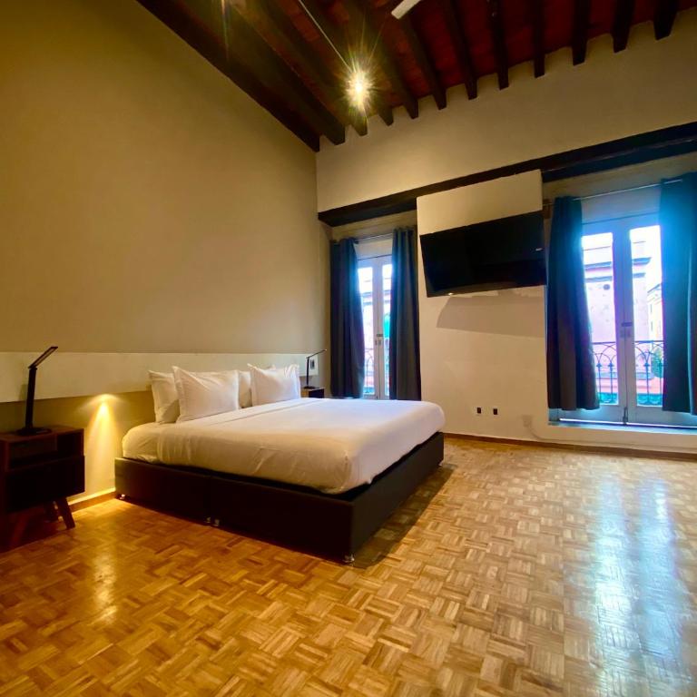 Casa Regina CDMX - Zimmer mit Kingsize-Bett und Balkon - 2