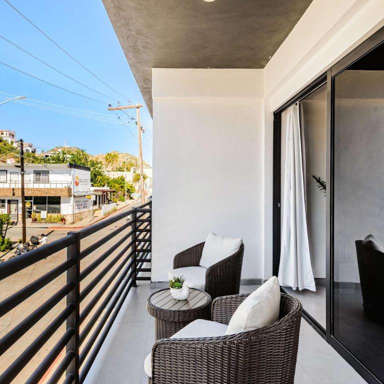 Modern Condo Walk to Marina, Dining & Nightlife - Apartment - 2
