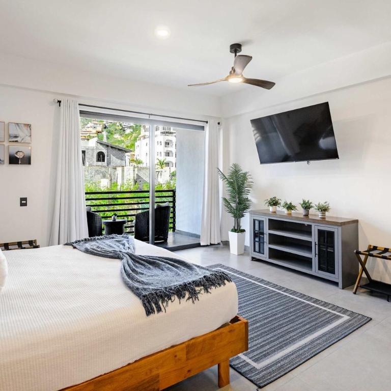 Modern Condo Walk to Marina, Dining & Nightlife - Apartment - 1