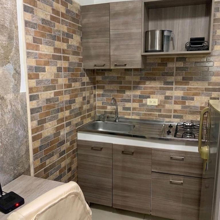 Apartaestudio totalmente equipado con cocina integrada para el uso diario, baño totalmente funcional cerca de centros comerciales y, restaurantes y supermercados de cadena 08 - Apartamento de 1 dormitorio - 2