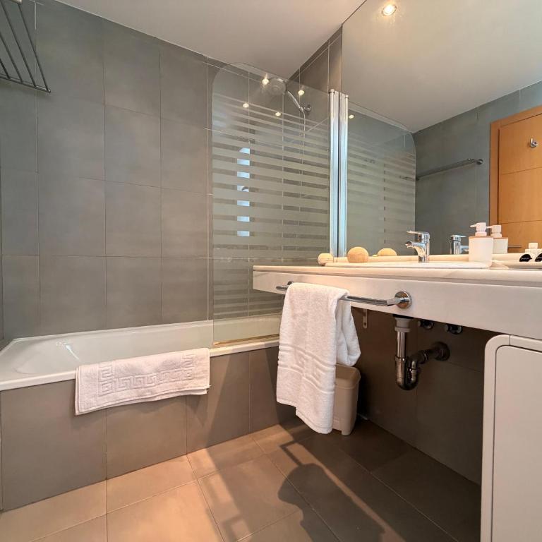 Camarate Golf Casares Luxury Apartment - Two-Bedroom Apartment with Balcony and Sea View - 19