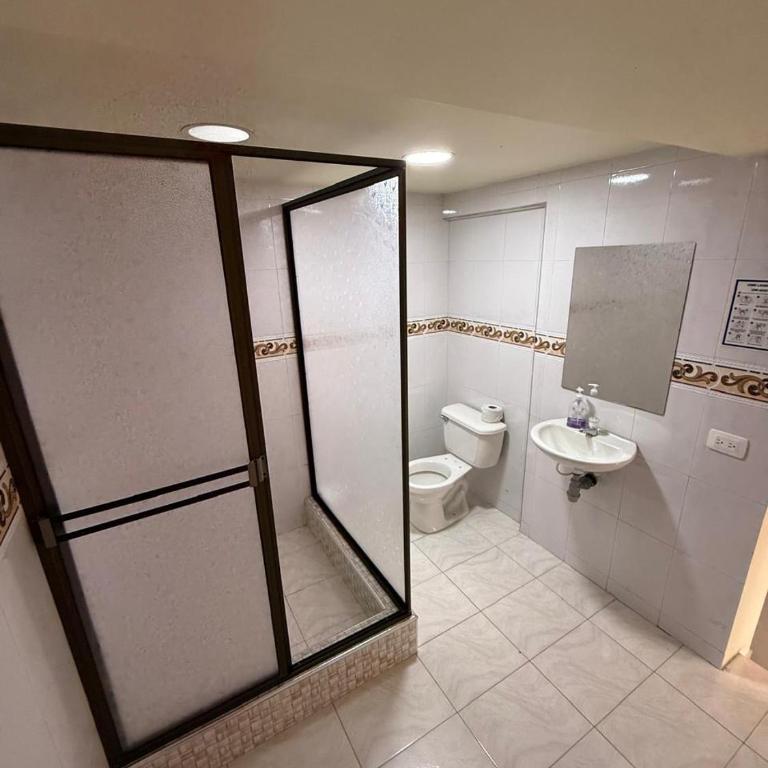 Hostal Brooklyn - Habitación Doble con baño privado - 4