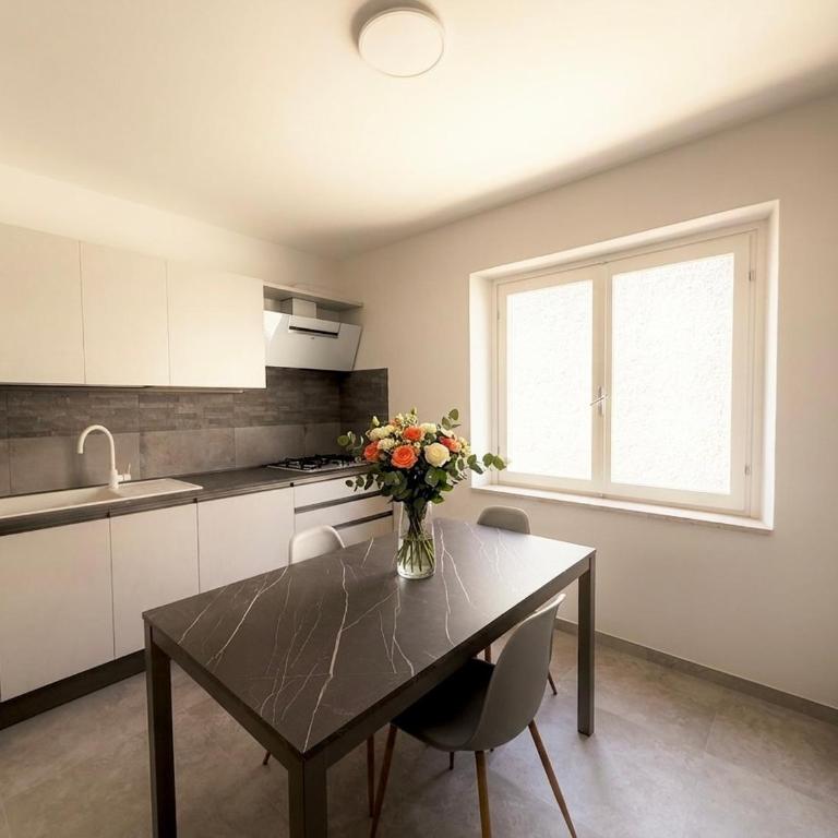 Il Giardino dei Lecci - Appartamento con 2 Camere da Letto, Terrazza e Vista Mare - 4