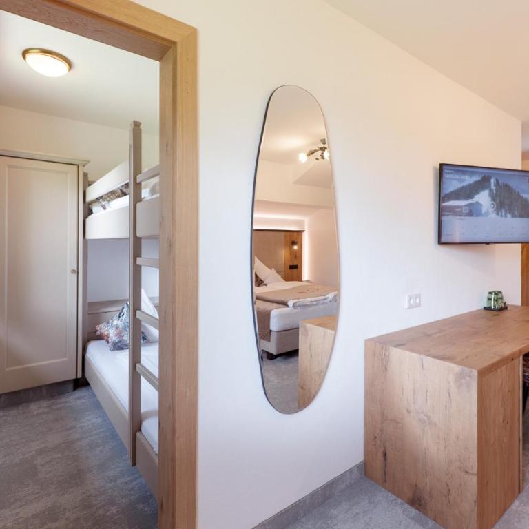 Hotel AlpenSchlössl - Familienzimmer (2 Erwachsene + 2 Kinder) - 10