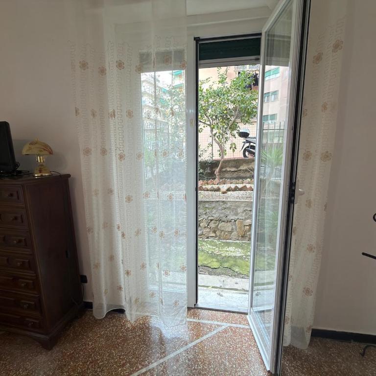 Gaslini Hospital Apartment with garden - Two-Bedroom Apartment - 4