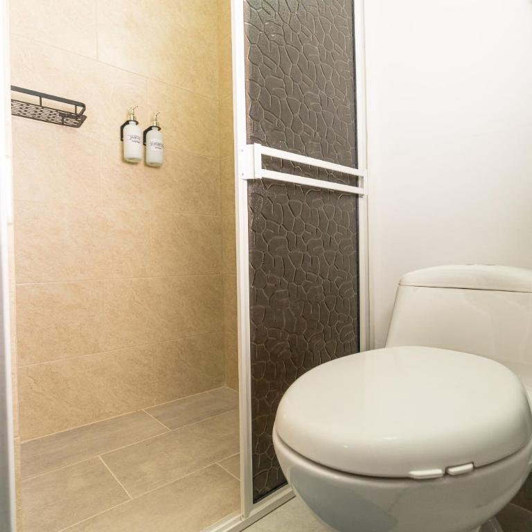 Apartamento nuevo y cómodo para grupos en Laureles - Three-Bedroom Apartment - 24