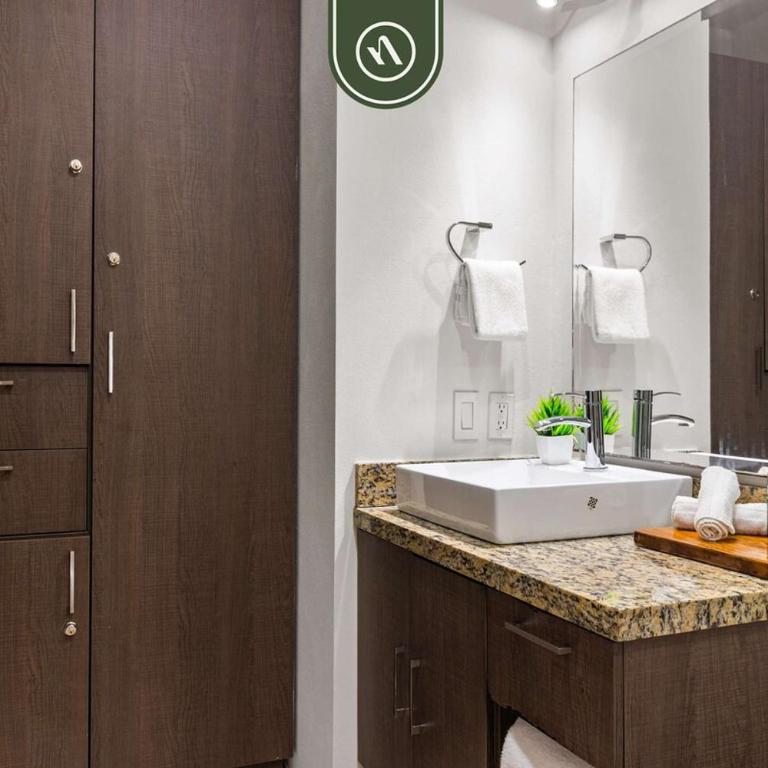 Centric 1 BR Condo with Gym – Amazing Rooftop Pool - Casa - 14