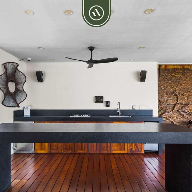Centric 1 BR Condo with Gym – Amazing Rooftop Pool - Casa - 1