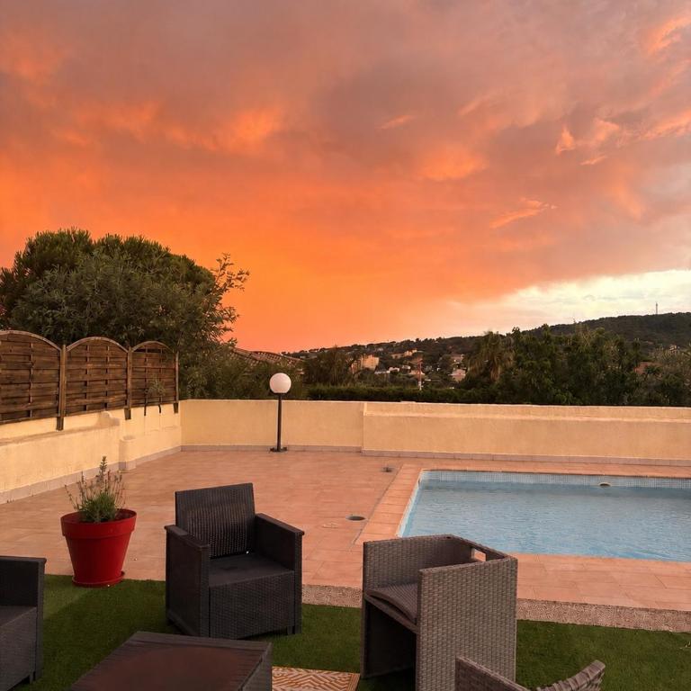 Maison familiale trois chambres piscine privée la villa bois d Olivier - Three-Bedroom Home - 2