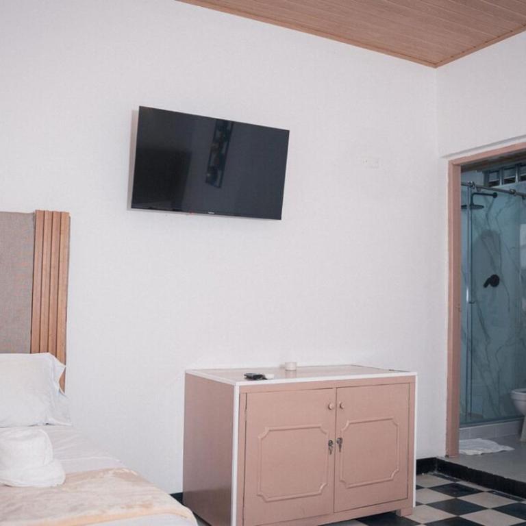 Close to Downtown Executive Suite in Manga with Jacuzzi - One-Bedroom Apartment - 6
