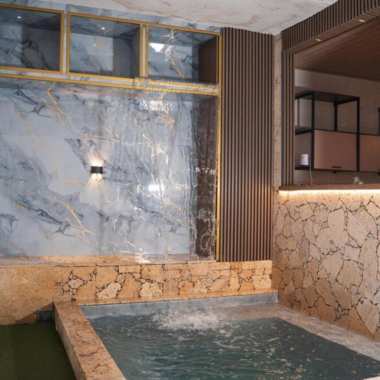 Close to Downtown Double Room with Jacuzzi - Two-Bedroom Apartment - 12