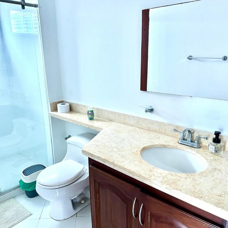 Hermoso apartamento cerca al mar - Three-Bedroom Apartment - 13