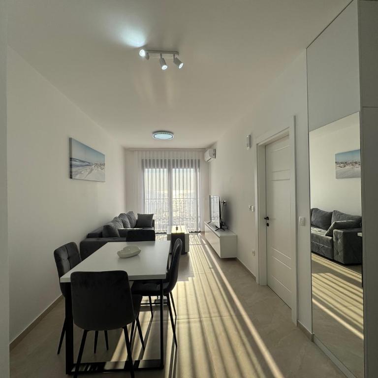 Prestige Apartments - One-Bedroom Apartment - 3