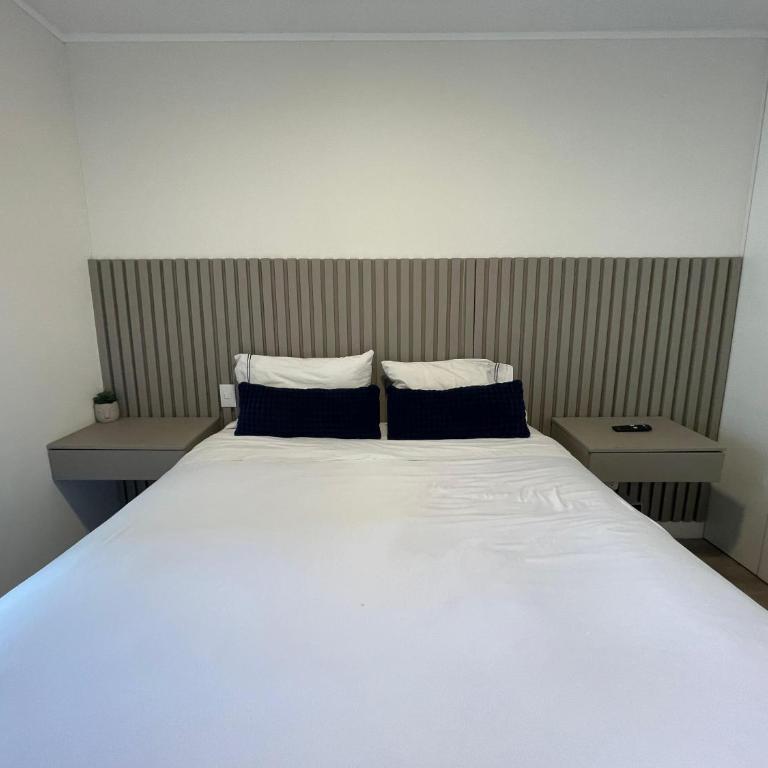 Artline Apartments by Vibrant - Two-Bedroom Apartment with Balcony - 27