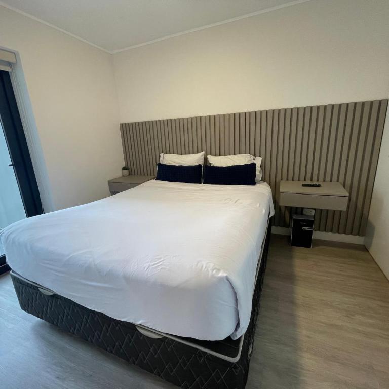 Artline Apartments by Vibrant - Two-Bedroom Apartment with Balcony - 25