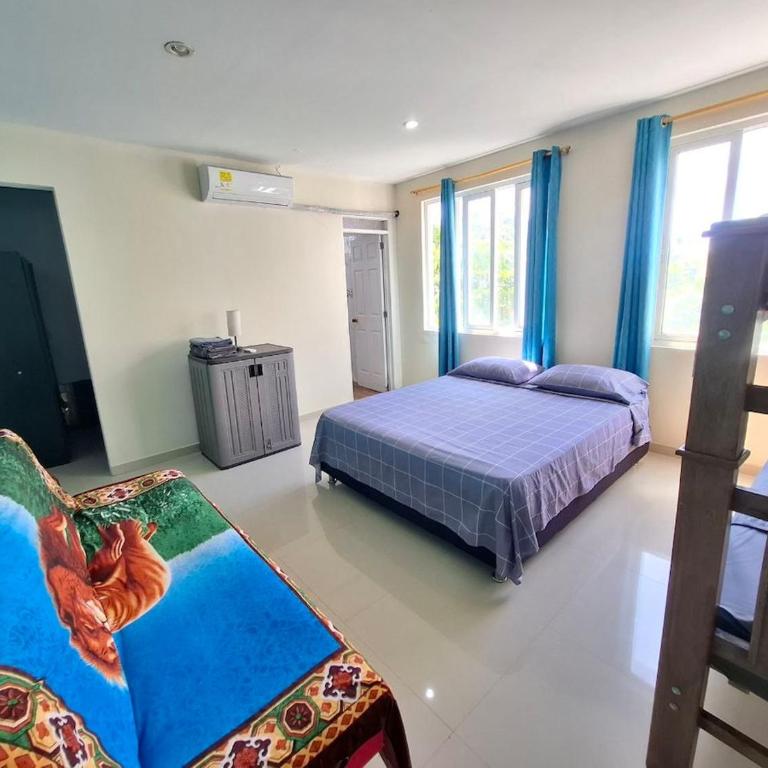 Apartamento Familiar con Aire y WiFi a 9 Minutos walking Playa Spratt Bight - Apartamento de 3 dormitorios - 4