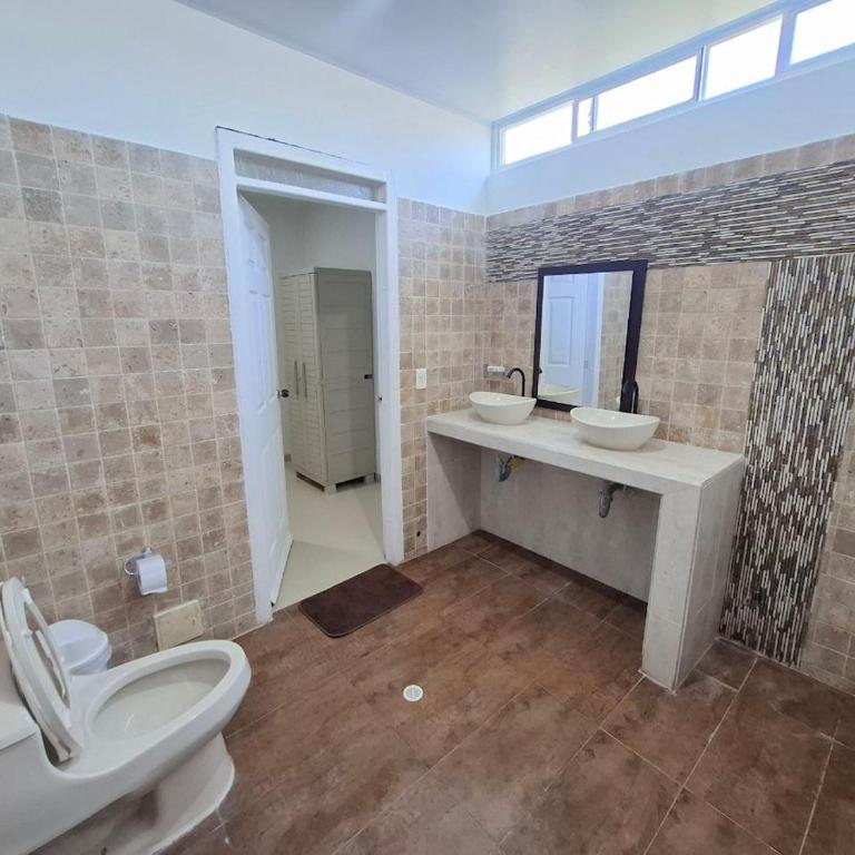 Apartamento Familiar con Aire y WiFi a 9 Minutos walking Playa Spratt Bight - Apartamento de 3 dormitorios - 10