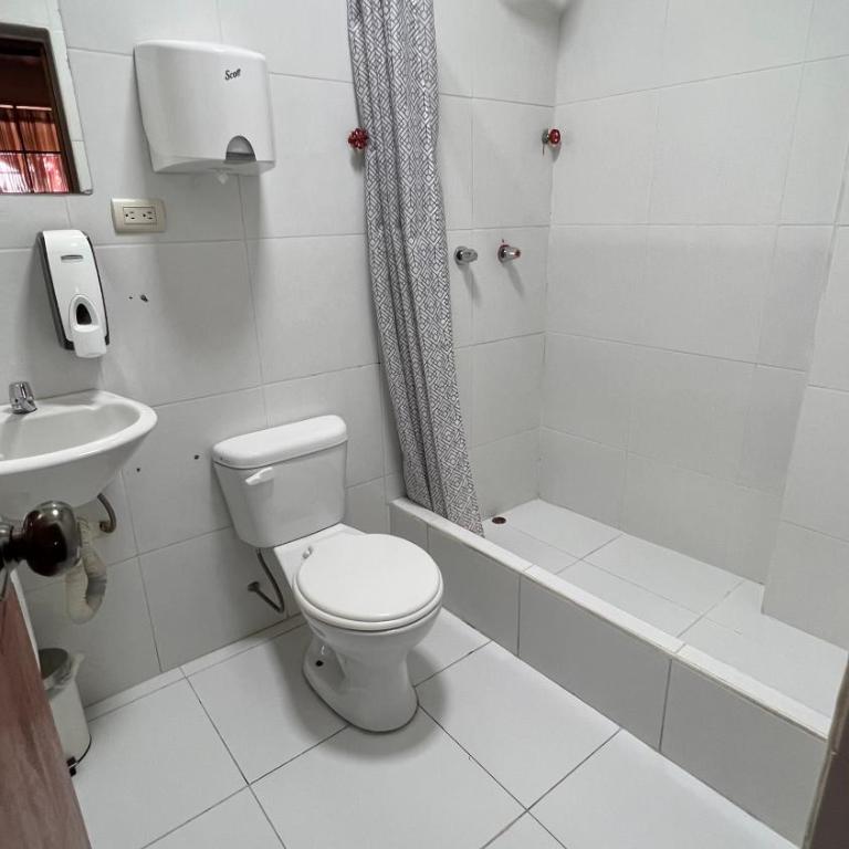 Casa Perla Cuencana Hostal - Budget Double Room - 5
