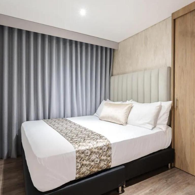 Espacio de ensueño, full remodelado, equipado con todas las comodides, a pasos de Provenza, Poblado Medellín - Three-Bedroom Apartment - 1