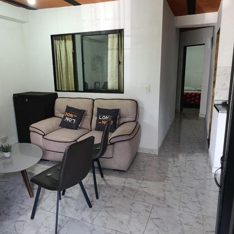 Apto Vista Primavera en Mitad de Medellin con parqueo - Three-Bedroom Apartment - 3