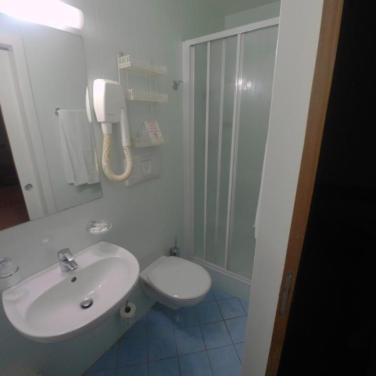Hotel Ada - Camera Doppia con Letti Singoli - 10