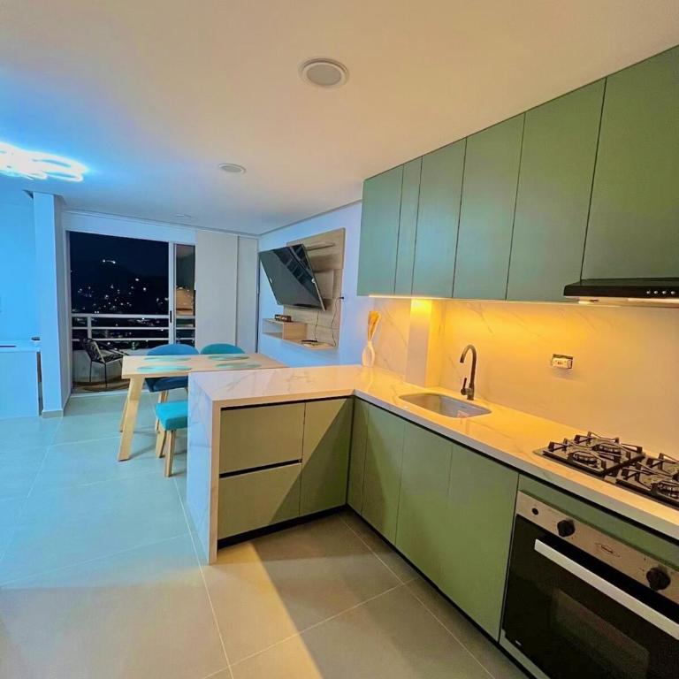 Apartamento moderno en el piso 24 con vistas al mar - Two-Bedroom Apartment - 20