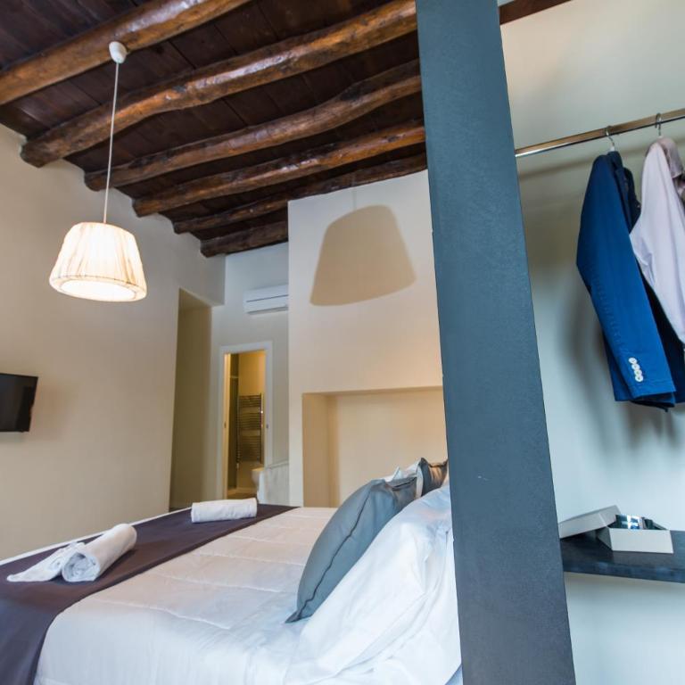 LuxurYenne - Double Room with Balcony - 6