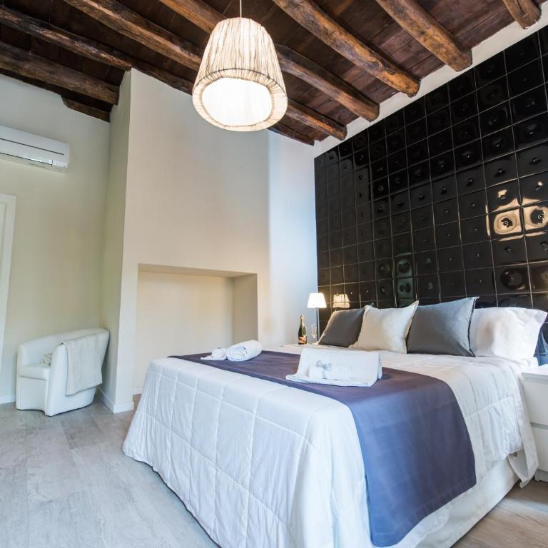 LuxurYenne - Double Room with Balcony - 7