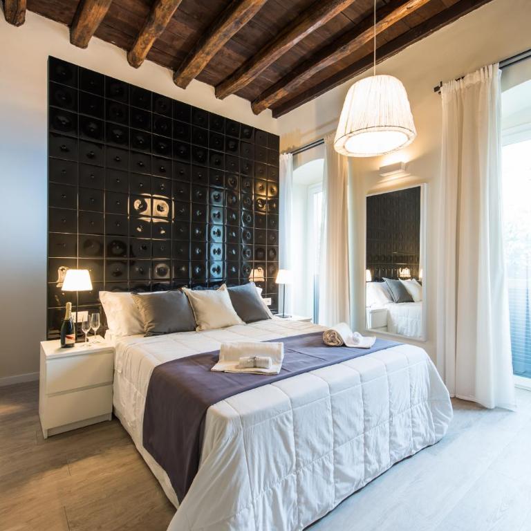 LuxurYenne - Double Room with Balcony - 1