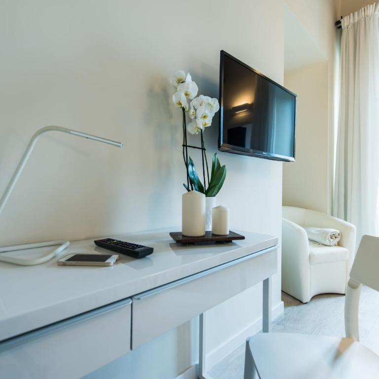 LuxurYenne - Deluxe Double Room with Balcony - 1