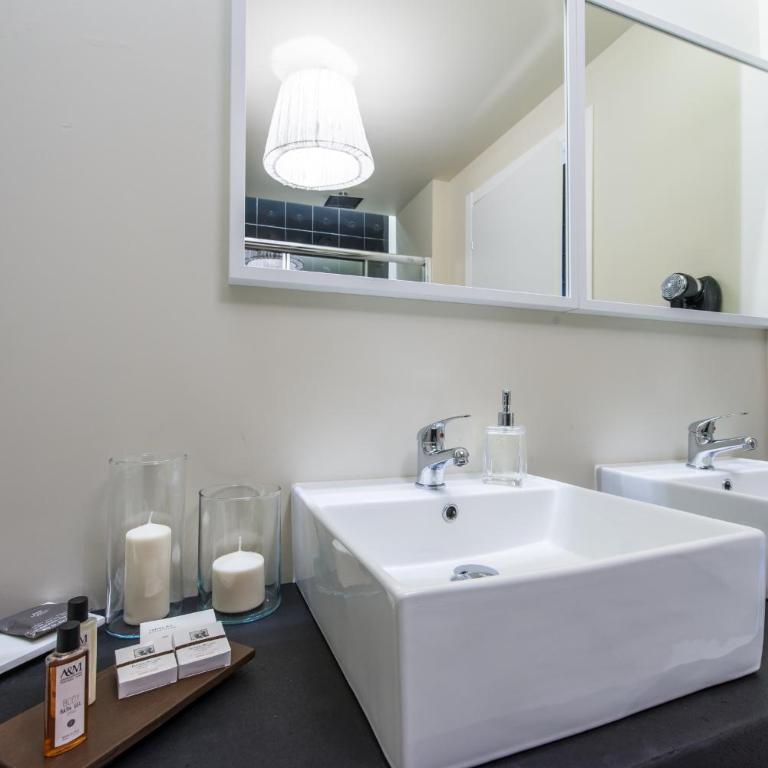 LuxurYenne - Deluxe Double Room with Balcony - 3