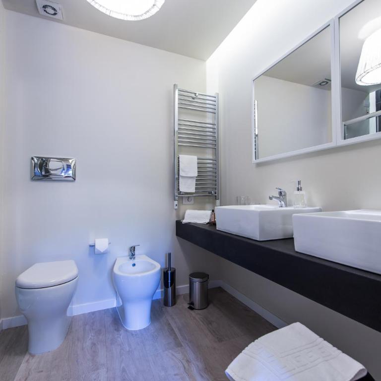 LuxurYenne - Deluxe Double Room with Balcony - 5