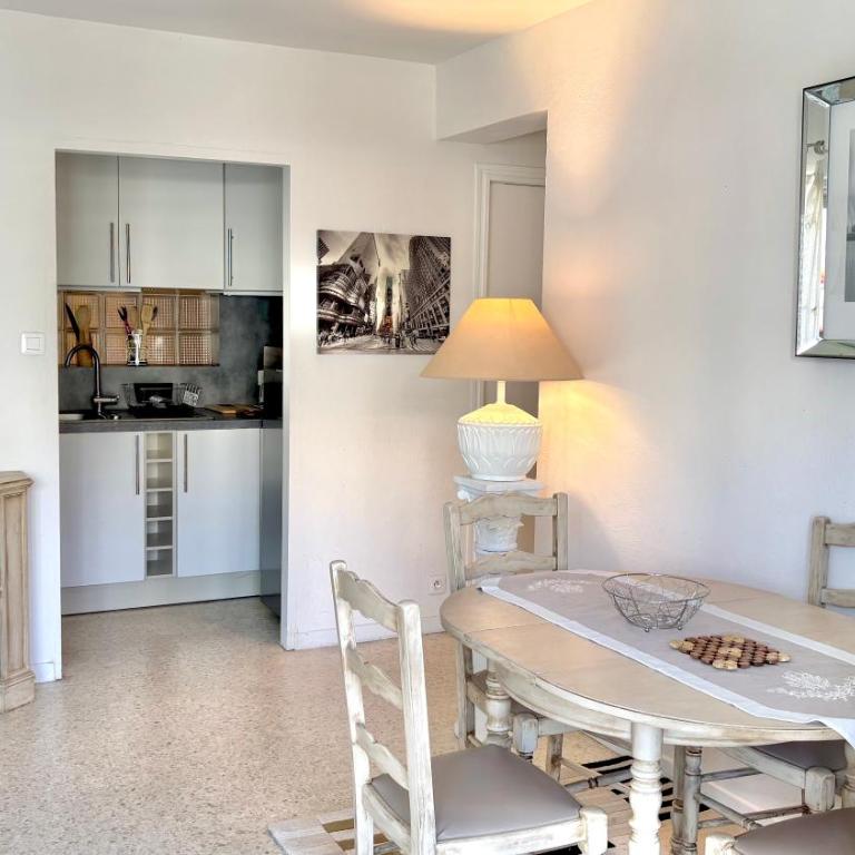 Le République - Centre ville, plage à pied - One-Bedroom Apartment with Balcony - 12
