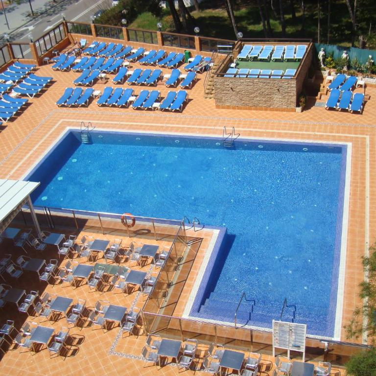 Hotel Univers - Habitación Doble con vistas a la piscina - 1 o 2 camas - 1