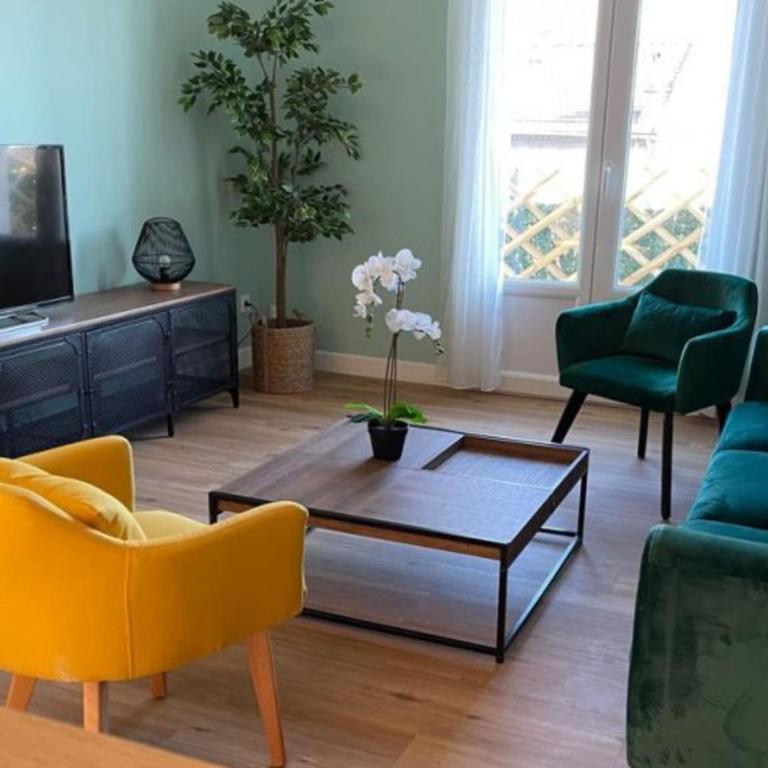 Spacious apartment with balcony - Apartamento - 3