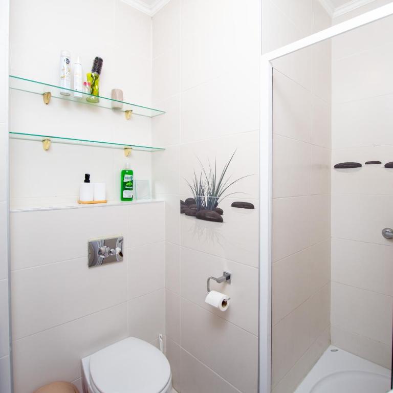 Modern Apartment 200 m from the Beach - Apartman sa 2 Spavaće Sobe i Pogledom na Vrt - 4